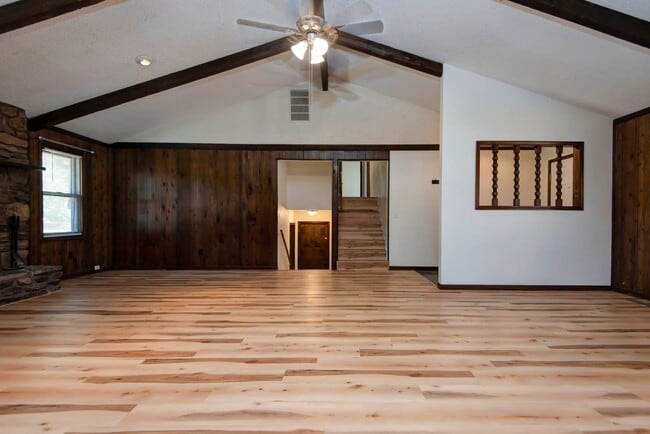 Building Photo - 3839 N Stewart Ave