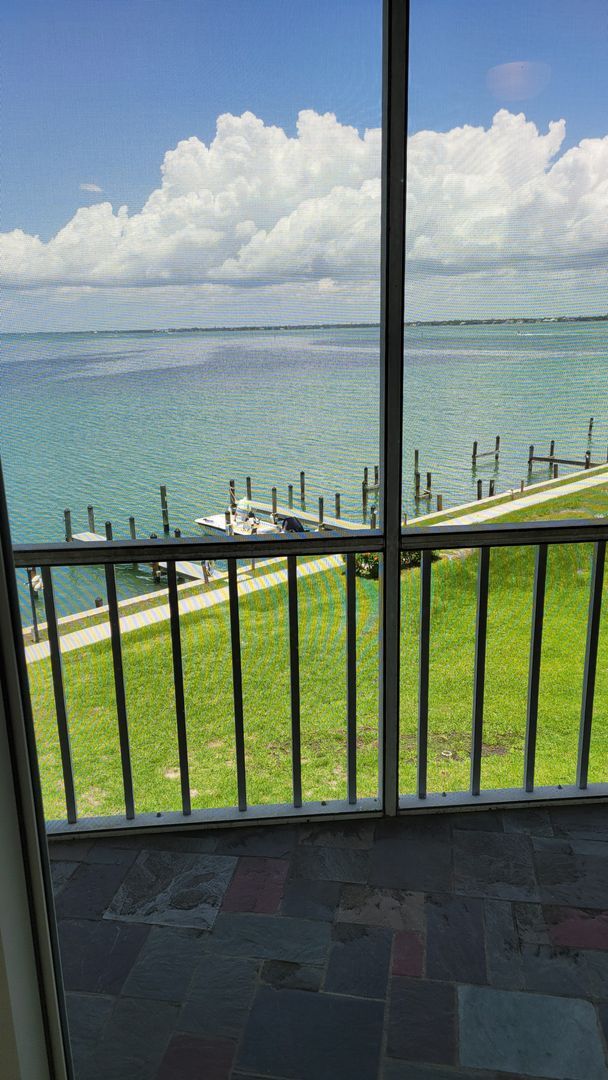 Building Photo - Annual UNfurnished top floor Bay front 2/2 condo with full views of Sarasota Bay