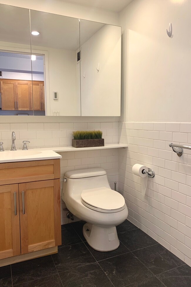 Building Photo - 516 W 47th St