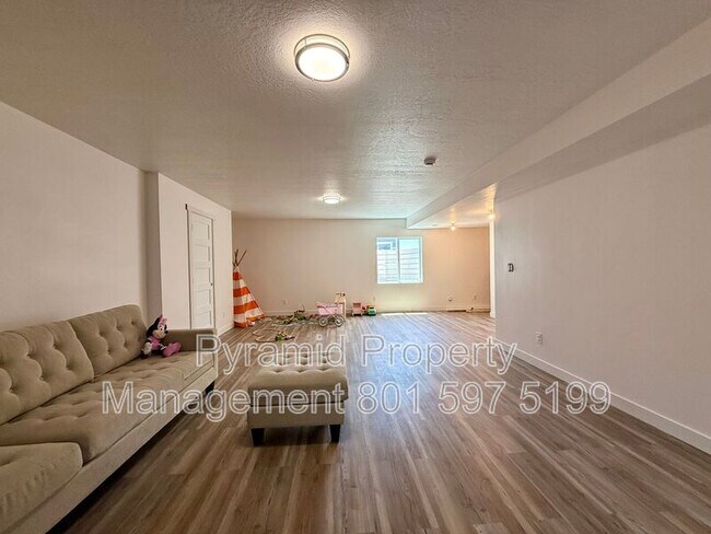 Building Photo - 6733 N Mount Jefferson