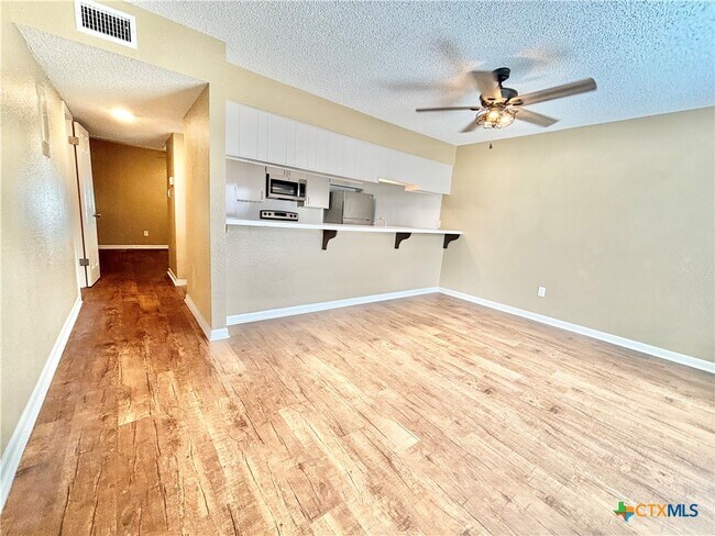 Building Photo - 1601 N De Leon St