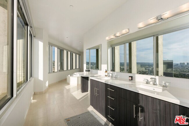Building Photo - 5670 Wilshire Blvd