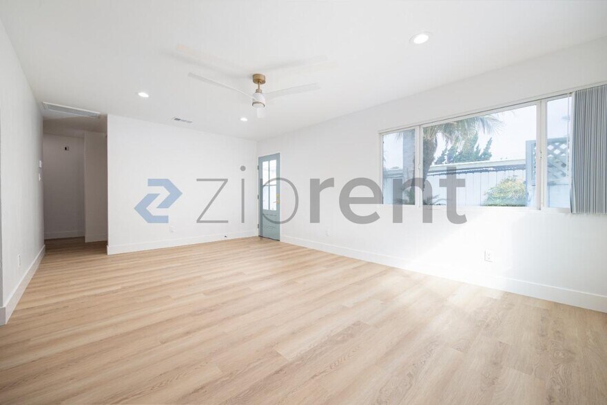 Building Photo - Unit