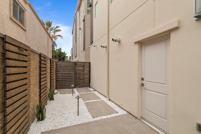 Building Photo - Contemporary luxury in a prime beachside l...