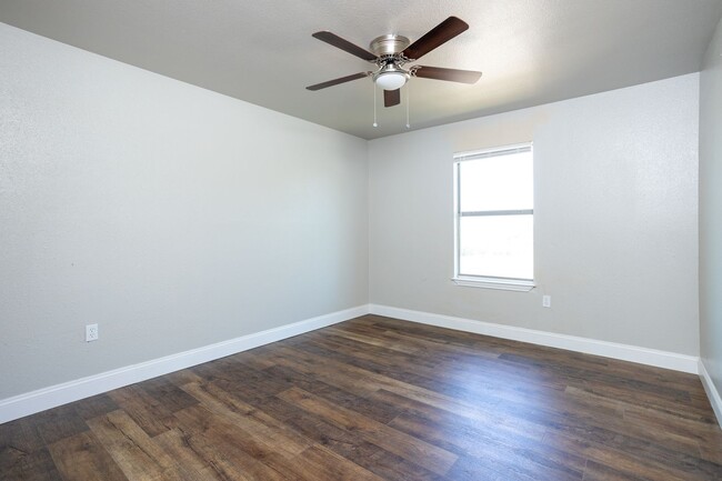 Building Photo - $300 OFF 1ST MONTH RENT IF YOU MOVE IN WIT...