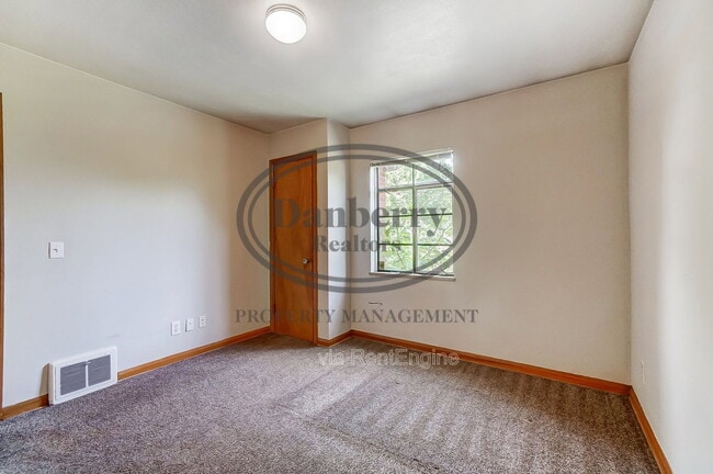 Building Photo - 347 Darrow Ave