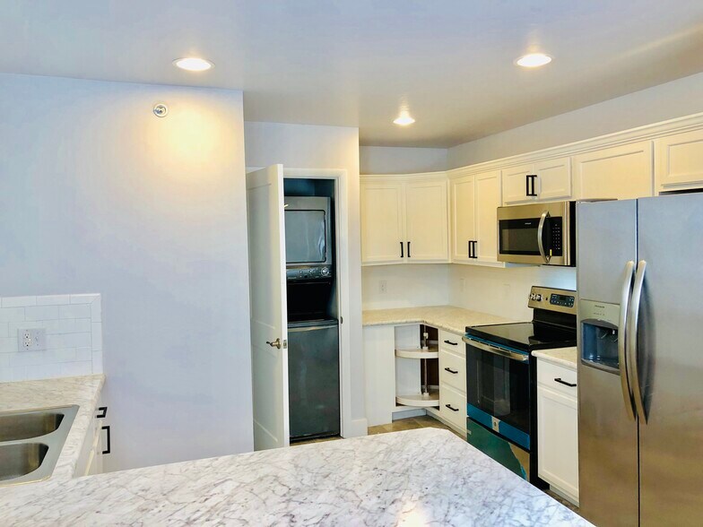 Kitchen and laundry - 1132 NW 34th St