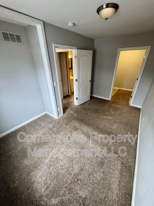 Building Photo - 8290 Center Dr