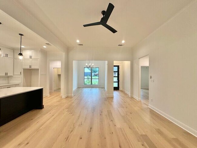 Building Photo - Available Now! Luxurious 3 Bedroom 2 Bath ...