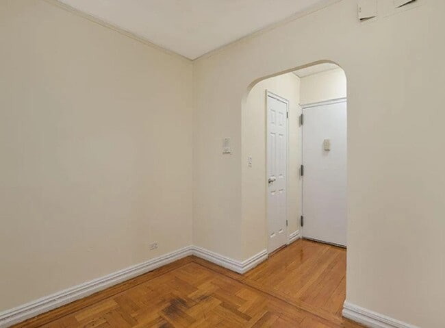 Primary Photo - 2685 Creston Ave
