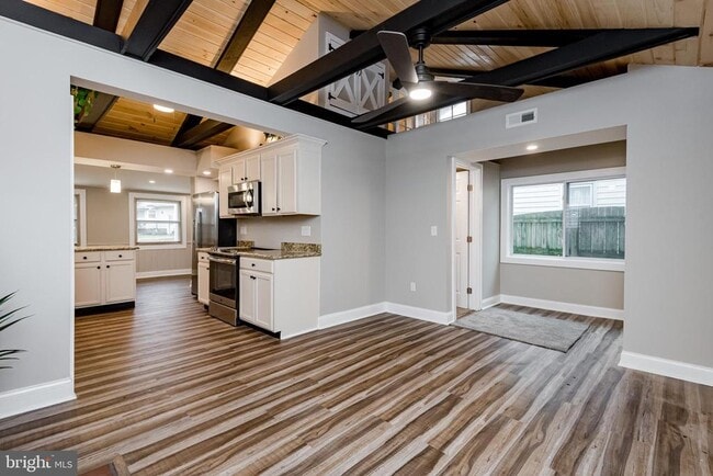 Building Photo - 21 Elm Rd