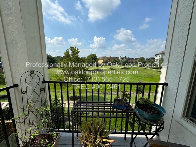 Building Photo - 2018 Royal Landing Dr