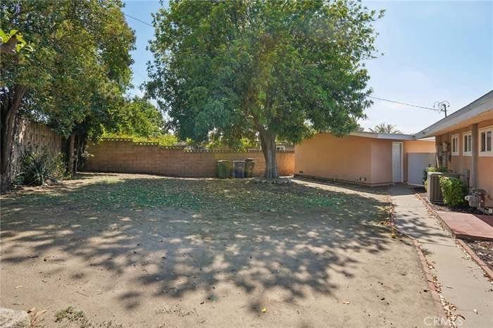 Building Photo - 6138 N Traymore Ave