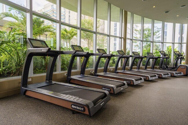 Building Photo - 700 NE 24th St