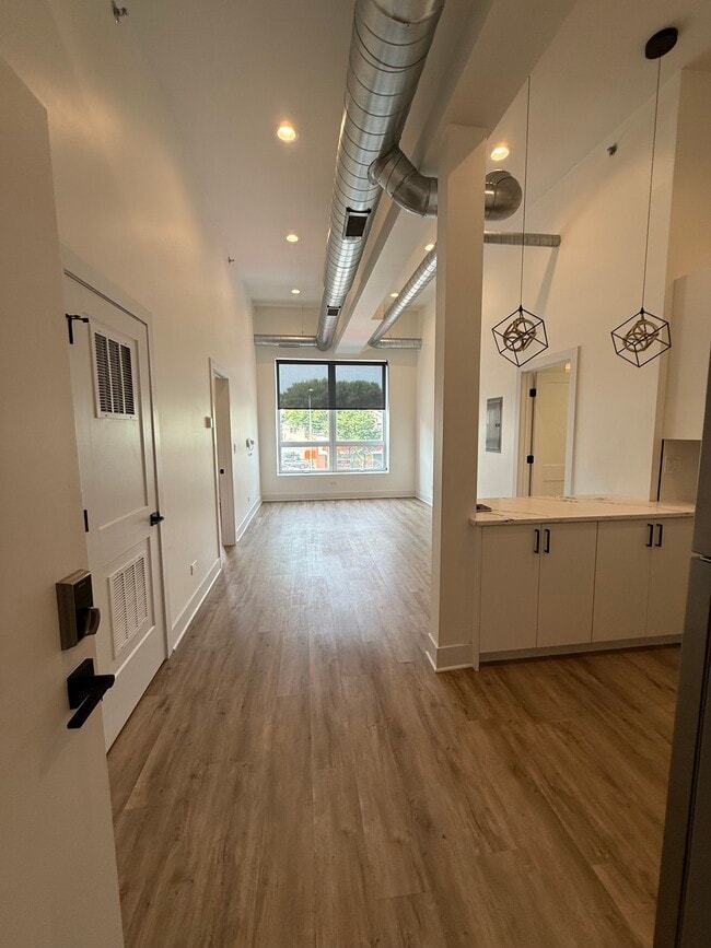 Building Photo - 4735 N Artesian Ave