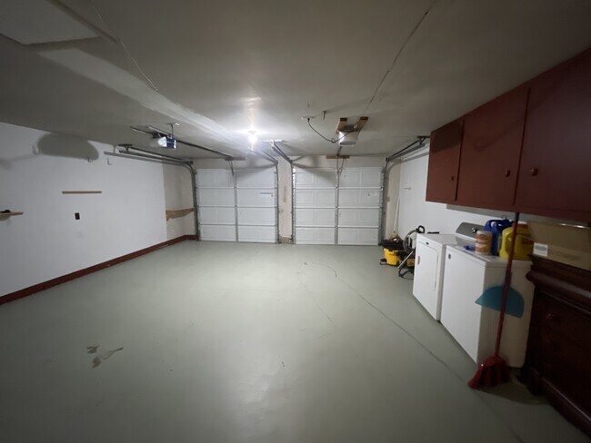 Building Photo - 1377 S Maple Ave