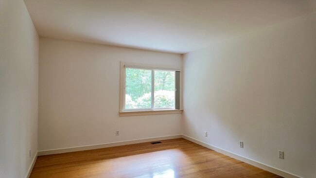 Building Photo - 14 Overlook Dr