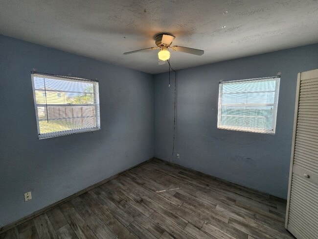 Building Photo - Nice beach side 2/1, walk to beach, restaurants