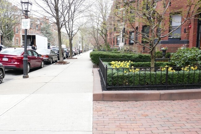 Building Photo - 404 Marlborough St