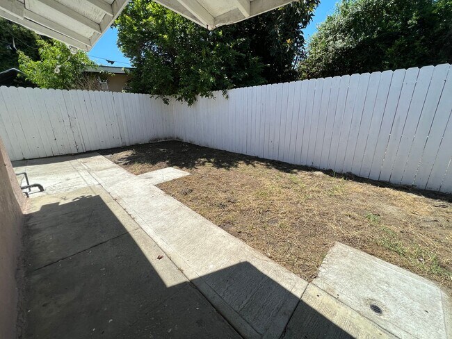 Building Photo - Beautiful 1 Bed Backhouse Available Now!