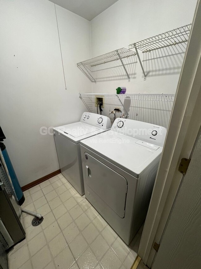 Building Photo - 1223 Rhodes Ln