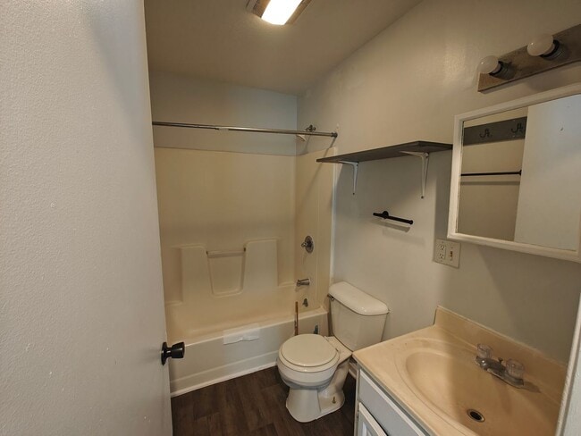 Building Photo - 701 Center St