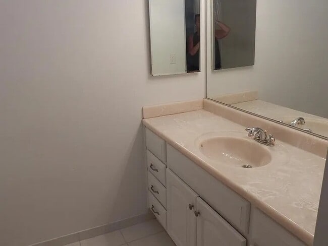 Building Photo - 400 Seville Pl