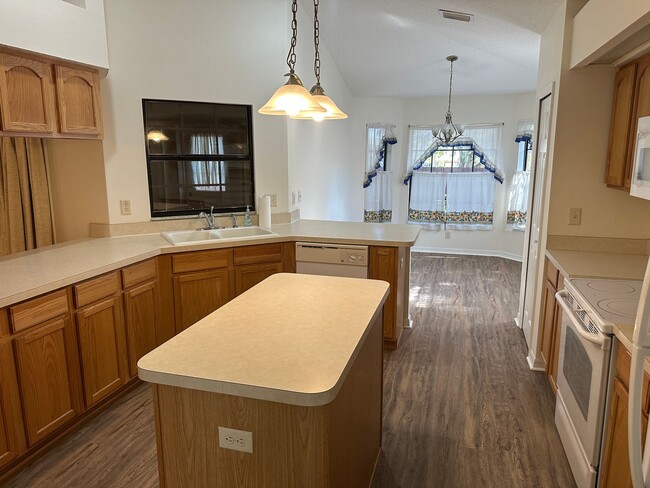 Building Photo - 4 Bedroom 3 Bath Single Family Home in The Groves of Baytree - Tavares Florida