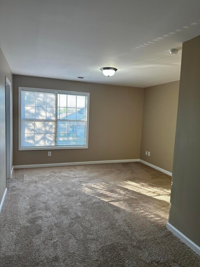 Building Photo - 3933 Pine Ridge Way