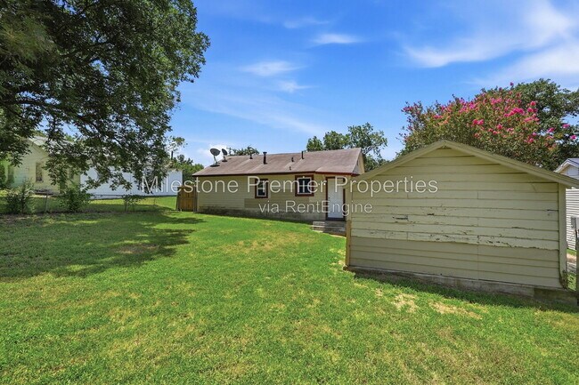 Building Photo - 1107 W Hanna St