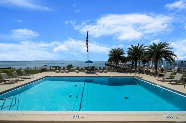 Building Photo - 2100 W Beach Dr