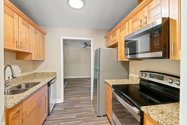 Building Photo - Lovely 2 Bedroom End Unit Townhome in NE R...