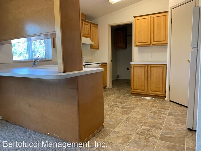 Building Photo - 3 br, 2 bath House - 40505 Hess Rd.