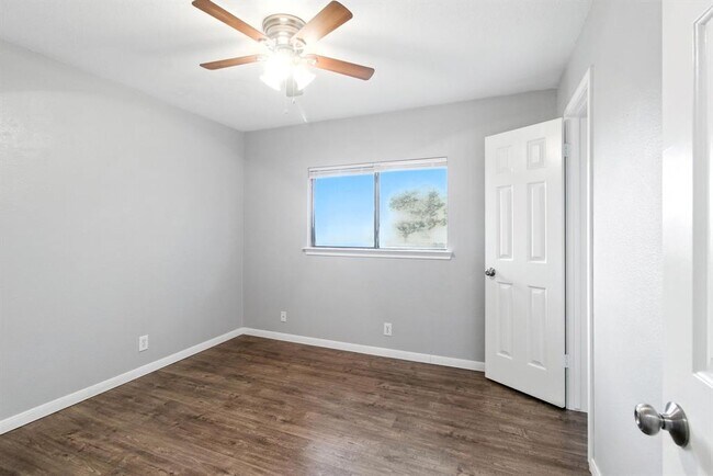 Building Photo - 2402 Glen Field Dr
