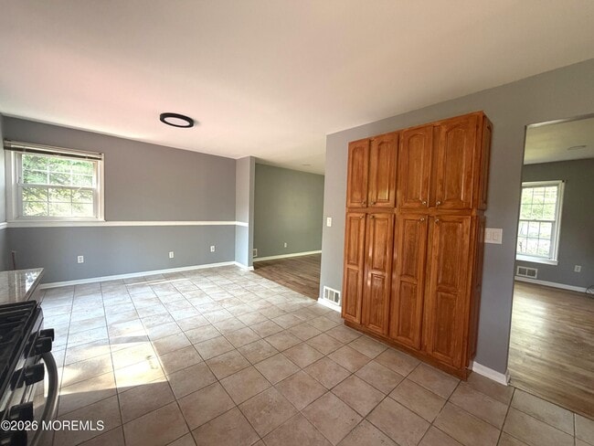 Building Photo - 434 Plainfield Rd
