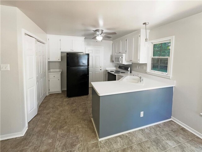 Building Photo - 3 Bed 2.5 Bath Home-Ashbrook Subdivision-C...