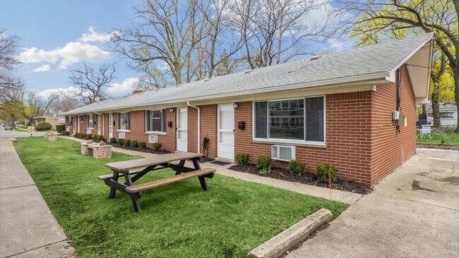 Building Photo - 1617 W Nine Mile Rd