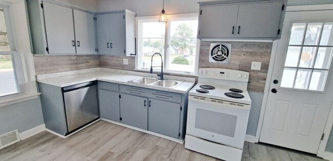 Building Photo - 4 Bed / 2 Bath Single Family Home