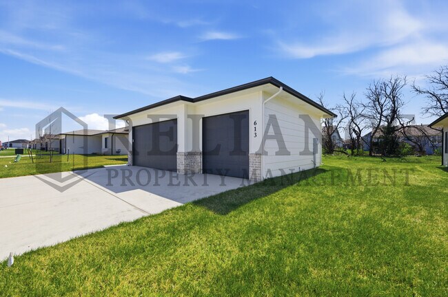 Building Photo - 701 Elmwood St