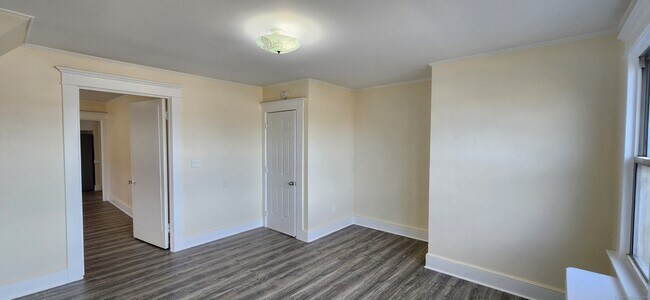 Building Photo - 120 Elm St