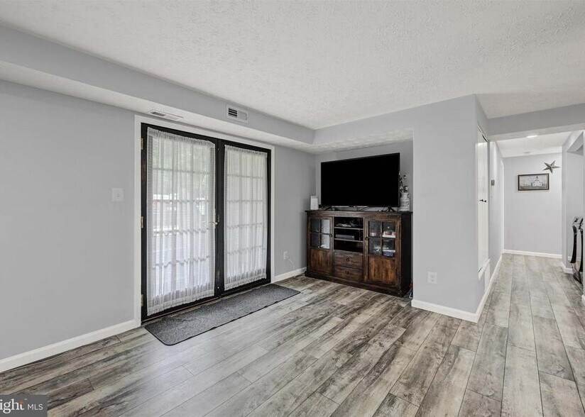 Building Photo - 300 Long Cove Ln