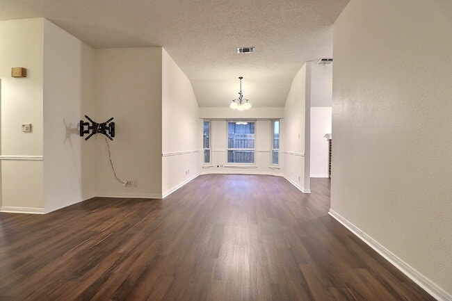Building Photo - Move-In Ready 3-Bedroom with Included Washer/Dryer and Refrigerator in Northwest San Antonio.