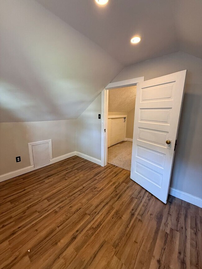 Building Photo - Remodeled 3 Bed 2 Bath Spokane Home w/ Large Fully-Fenced Yard + Huge Chicken Coop/Run & Garden!