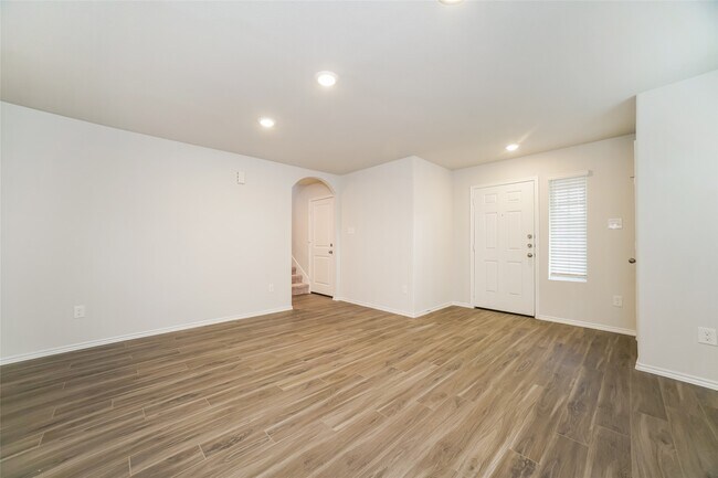 Building Photo - 2150 Middle Rdg Dr