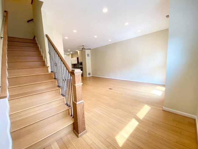 Building Photo - 4 Bedroom/3.5 Bath. UC Rental Located on J...