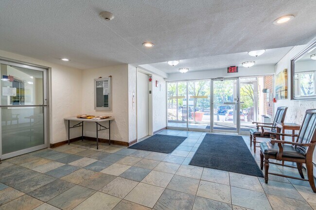 Building Photo - 2211 S Highland Ave