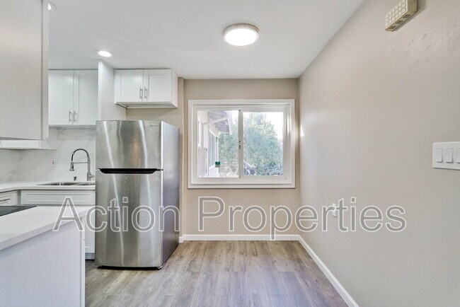 Building Photo - 685 Foxtail Dr