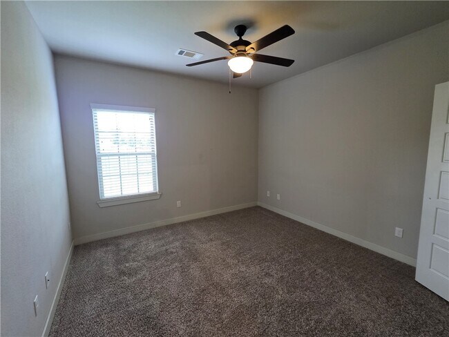 Building Photo - 2905 SW Satinwood Cove