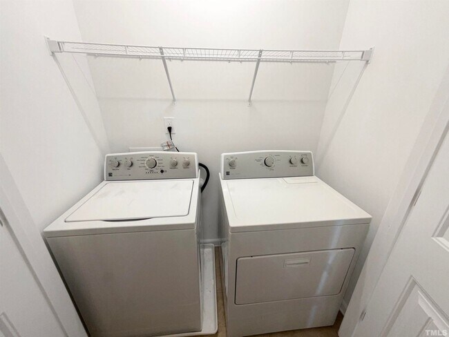 Building Photo - 3 Bedroom 2.5 Bathroom End Unit Townhome w/ 1 car garage, fenced in backyard in Flowers Plantatio...