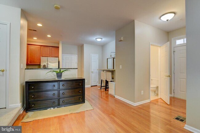 Building Photo - 43920 Hickory Corner Terrace